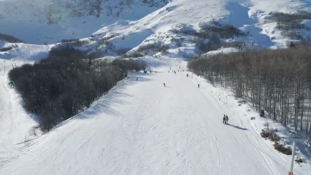 Pistas nevadas de Savin Kuk estación de esquí en Montenegro — Vídeos de Stock