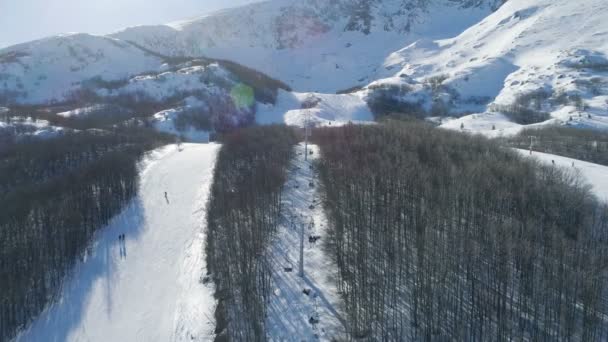 Снежные склоны горнолыжного курорта Савин Кук в Черногории — стоковое видео