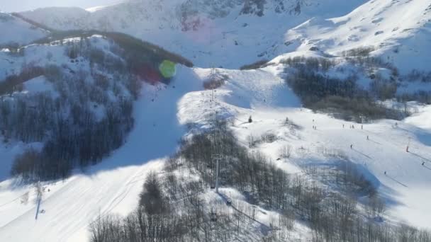 Снежные склоны горнолыжного курорта Савин Кук в Черногории — стоковое видео