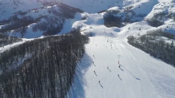 Besneeuwde hellingen van Savin Kuk ski-oord in Montenegro — Stockvideo