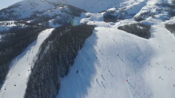 Snöig backarna i skidorten Savin Kuk i Montenegro — Stockvideo