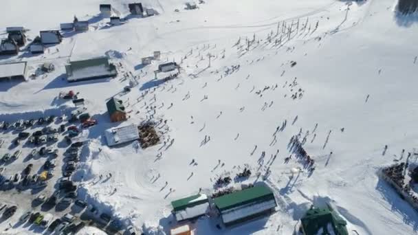 Besneeuwde hellingen van Savin Kuk ski-oord in Montenegro — Stockvideo