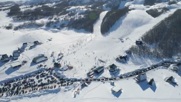 몬테네그로에서 Savin 국 스키장의 눈 덮인 슬로프 — 비디오
