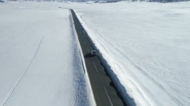 ülke yolda bir lüks araba, havadan görünümü