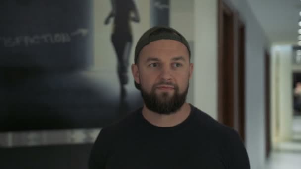 Fitness-Mann geht im Fitnessstudio — Stockvideo