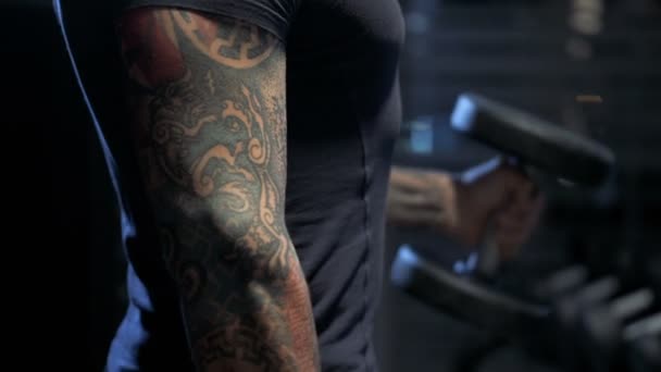 Killen Som Flexar Armar Med Hantlar Hans Händer Gym Träning — Stockvideo