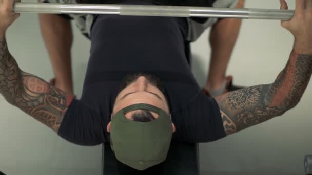 Idrottsman utför en barbell bänkpress på bänken — Stockvideo