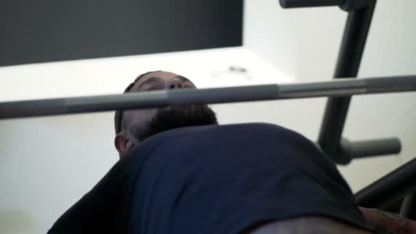 Atleet voert een barbell bench press op de Bank — Stockvideo