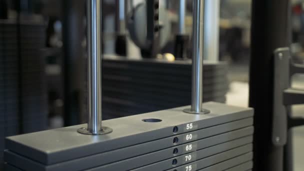 Pila de un solo peso tire hacia arriba y hacia abajo en el gimnasio — Vídeos de Stock