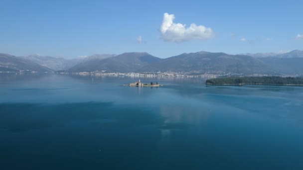 Остров в Тиватской бухте Госпа-од-Милости — стоковое видео