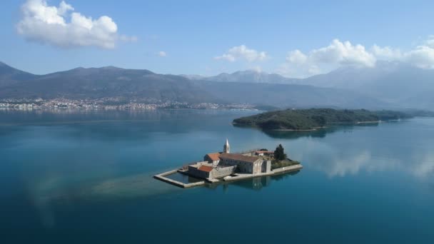 Eiland in de baai van Tivat Gospa od Milosti — Stockvideo