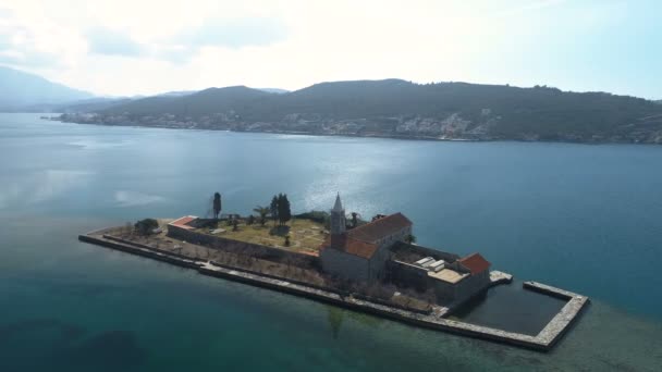 Isla en la bahía de Tivat Gospa od Milosti — Vídeo de stock