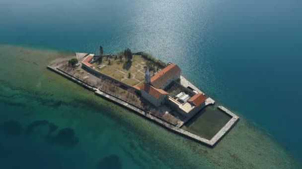 Isla en la bahía de Tivat Gospa od Milosti — Vídeo de stock