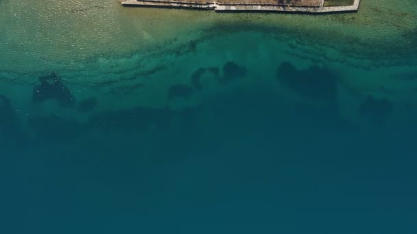 Eiland in de baai van Tivat Gospa od Milosti — Stockvideo