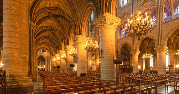 L'interno della Notre Dame de Paris Immagine Stock