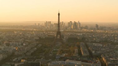 Paris siluetinin üzerinde gece zaman atlamalı gün