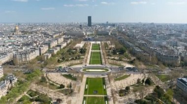 Paris 'in şehir manzarası, Fransa 'nın önemli cazibe merkezleri-Champ de Mars, Tour Montparnasse, Hotel National des Invalides-Tilt up.