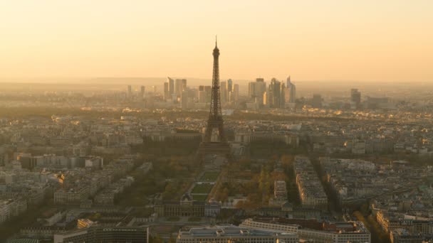 Caducidad del día a la noche sobre el horizonte de París — Vídeo de stock