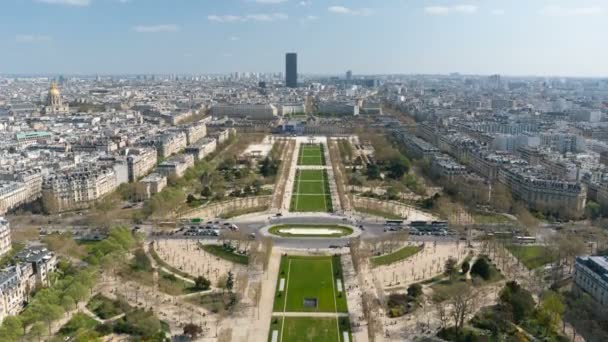 Vista del paisaje urbano de París, Francia con las principales atracciones de París - Campo de Marte, Tour Montparnasse, Hotel National des Invalides - inclinar hacia arriba . — Vídeo de stock