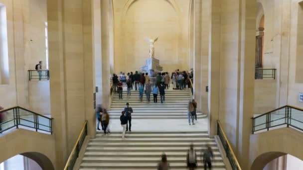 Paříž, Francie-31. březen 2019: časový interval lidí na schodech v okřídlené vítězství Samothrákie, nazývané také Nike Samothrákie v muzeu Louvru. — Stock video
