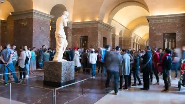 Paris, Fransa-Mart 31, 2019: turistler Paris 'te Louvre Müzesi 'nde Venus de Milo heykeli ziyaret. — Stok video