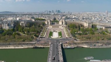 Paris 'te Palais de Chaillot ile Trocadero Timelapse üzerinde havadan görünüm, Fransa.