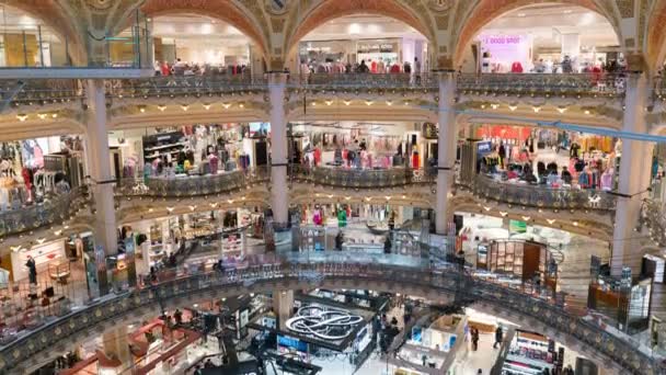 Paris, França - 3 de abril de 2019: Galeries Lafayette interior tilt up time lapse. As pessoas fazem compras na loja de departamento . — Vídeo de Stock