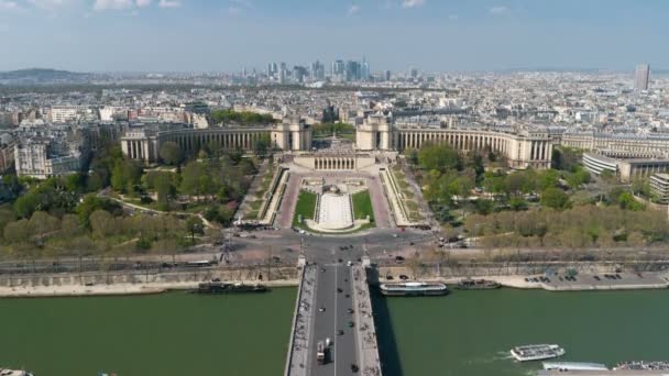 Vista aérea sobre el timelapse de Trocadero con el Palais de Chaillot en París, Francia . — Vídeos de Stock