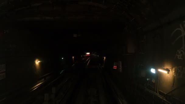 Gyors időmegszűnés kilátás a vonatkabinból az alagútban — Stock videók