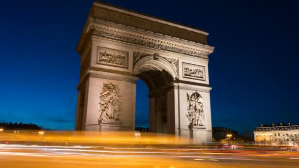 Arc de Triomph Párizsban éjjel. Ez a történelmi emlékmű a Champs Elysees sugárútra néz, a francia főváros szívében. — Stock videók