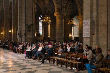 Paris, Fransa - 31 Mart 2019: Notre Dame de Paris katedralinde kilise cemaati.