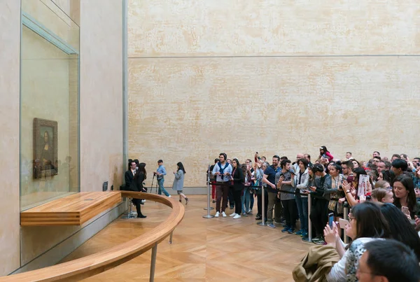 Παρίσι, Γαλλία-31 Μαρτίου 2019: ένα πλήθος τουριστών παρακολουθεί και φωτογραφίζει σε smartphones μια εικόνα του Leonardo da Vinci — Φωτογραφία Αρχείου
