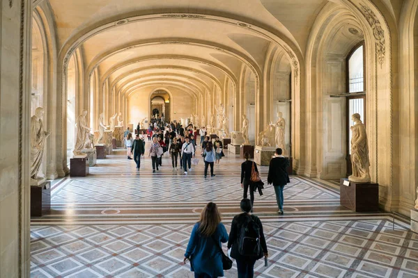 Paris, France - March 31, 2019: Visitors Walking the Louvre museum — Stock Photo, Image