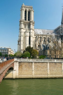 Paris, Fransa - 2 Nisan 2019: Notre Dame de Paris'in dış cephesi.