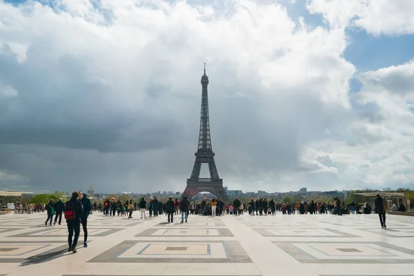 Paris, Frankreich - 3. April 2019: Touristen spazieren um den Trocadero und bewundern den Blick auf den Eiffelturm — Stockfoto