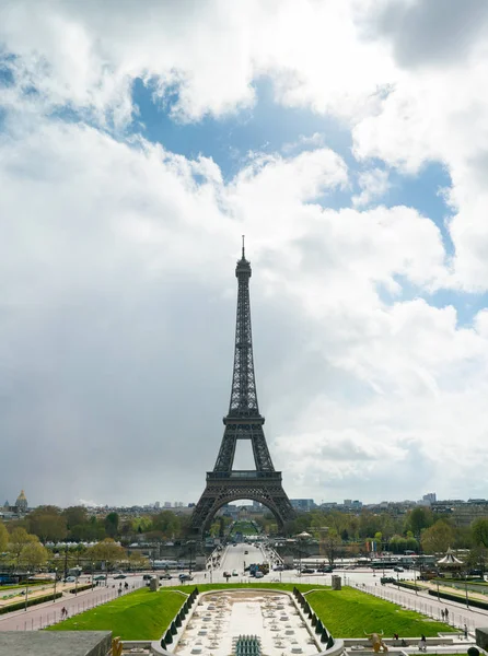 Uitzicht op de Eiffel toren vanuit Trocadero tegen een bewolkte hemel — Stockfoto