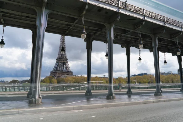 Vista da Torre Eiffel e ponte Bir Hakeim em Paris, França — Fotografia de Stock