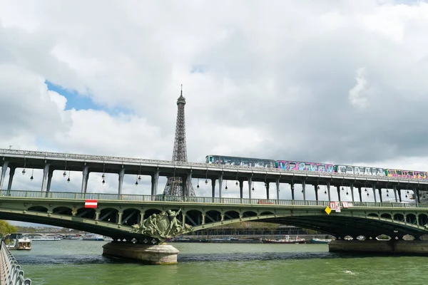Blick auf Eiffelturm und Bir Hakeim Brücke in Paris — Stockfoto