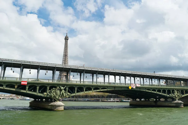 Blick auf Eiffelturm und Bir Hakeim Brücke in Paris — Stockfoto