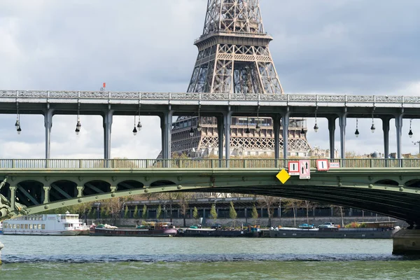 Tekintettel az Eiffel-torony és a Bir Hakeim híd Párizsban — Stock Fotó