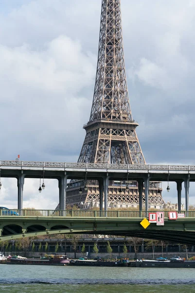 Tekintettel az Eiffel-torony és a Bir Hakeim híd Párizsban — Stock Fotó