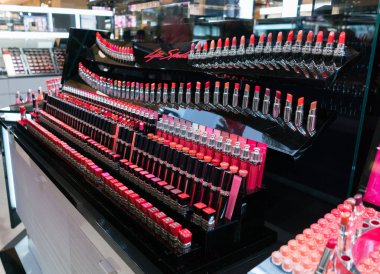 Paris, Fransa - 3 Nisan 2019: Lafayette Galerisi içinde moda butikleri.