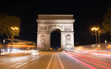 Geceleri Arc de Triomphe. Bu Champs-Elyseees batı ucunda ayakta, Paris 'teki en ünlü anıtlardan biridir.