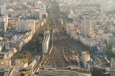 Yukarıdatime paris silueti üst görünümü. Vaugirard-Belt tren istasyonu ile Avrupa megapolisinin ana simgeleri.