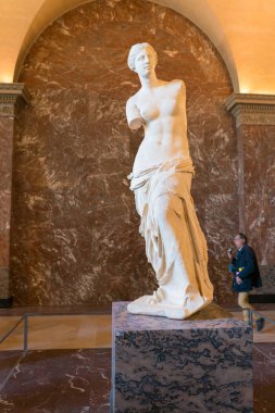 Paris, Fransa - 31 Mart 2019: Turistler Louvre Müzesi'ndeki Venüs de Milo heykelini ziyaret etti.