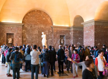 Paris, Fransa - 31 Mart 2019: Turistler Louvre Müzesi'ndeki Venüs de Milo heykelini ziyaret etti.
