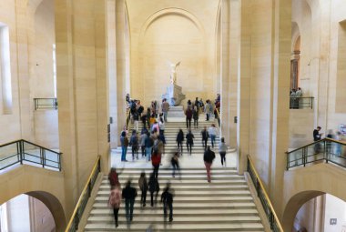 Paris, Fransa - 31 Mart 2019: Merdivenlerdeki insanlar Samothrace'in Kanatlı Zaferine bakıyor.