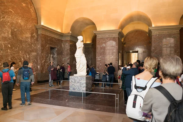 Παρίσι, Γαλλία-31 Μαρτίου 2019: τουρίστες επισκέπτονται το άγαλμα της Αφροδίτης του μήλου στο Μουσείο του Λούβρου. — Φωτογραφία Αρχείου