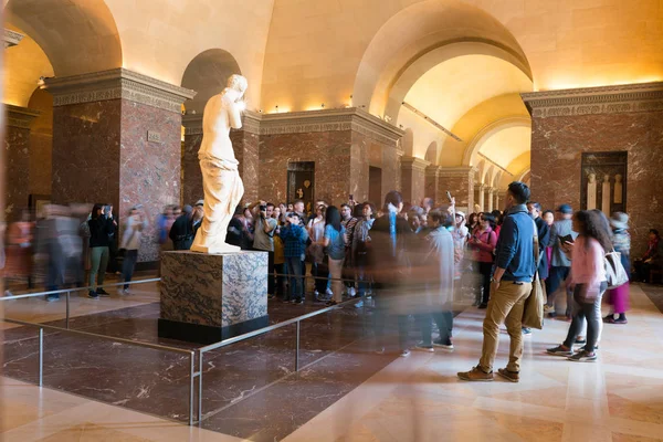 Παρίσι, Γαλλία-31 Μαρτίου 2019: τουρίστες επισκέπτονται το άγαλμα της Αφροδίτης του μήλου στο Μουσείο του Λούβρου. — Φωτογραφία Αρχείου