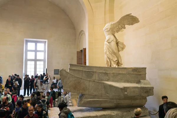 Paris, Fransa - 31 Mart 2019: Merdivenlerdeki insanlar Samothrace'in Kanatlı Zaferine bakıyor.
